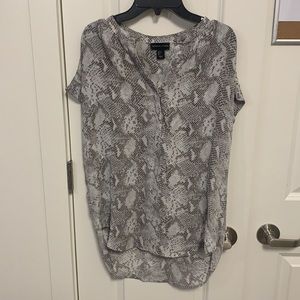 SM Gray and white snakeskin print blouse, short sleeve with 4 buttons